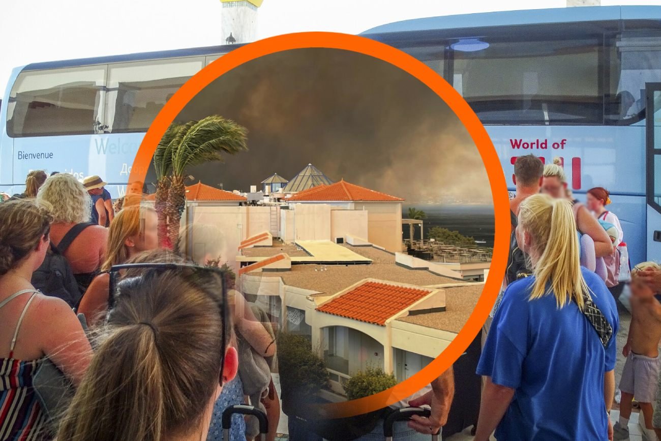 Gdzie pożary w Grecji mogą zagrozić hotelom? Wyjaśniamy, jak to sprawdzić. Pożary w Grecji w pobliżu hoteli all inclusive. W tle grupa turystów przed autokarem. Czekją oni na ewakuację.
