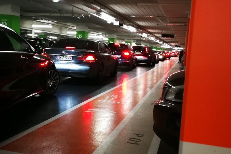 Tak wyglądał w weekend wyjazd z nowo otwartej Galerii Wroclavia. Kierowcy w podziemnym parkingu stali w korku nawet ponad godzinę.