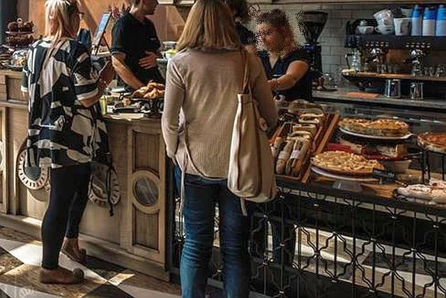 Sieć kawiarni Green Cafe Nero serwowała zatrute salmonellą ciasta