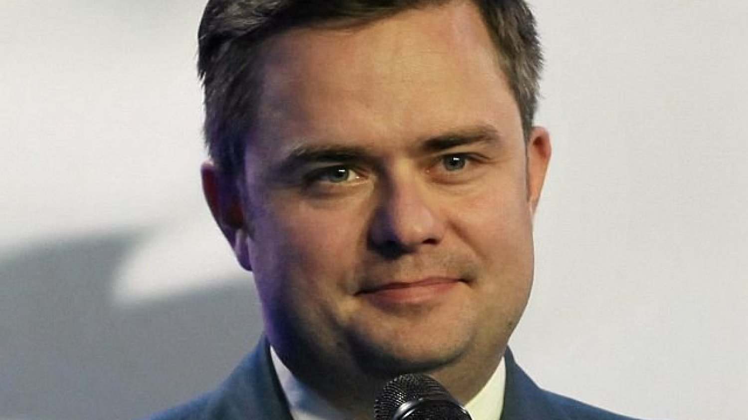 Adam Hofman "kombinuje na hotelach" - twierdzi "Fakt"
