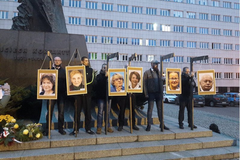 W sprawie "happeningu" narodowców, jako pierwsi przesłuchani mają być... europosłowie, którzy "zawiśli" na szubienicach w centrum Katowic.