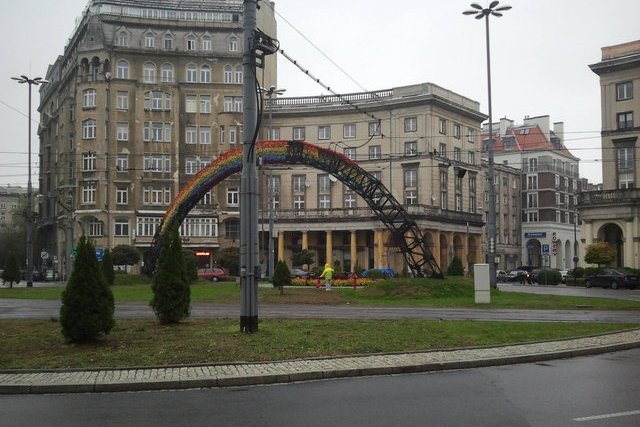 Spalona tęcza na Placu Zbawiciela w Warszawie