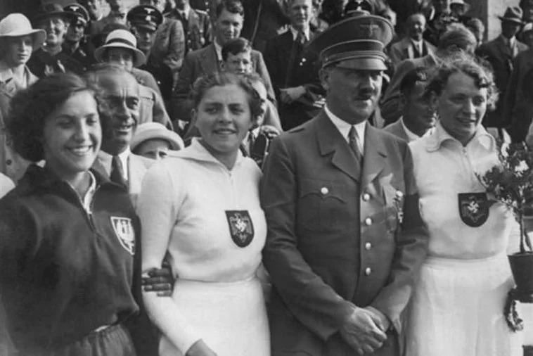 Maria Kwaśniewska i pozostałe medalistki pozują do wspólnego zdjęcia z Hitlerem.