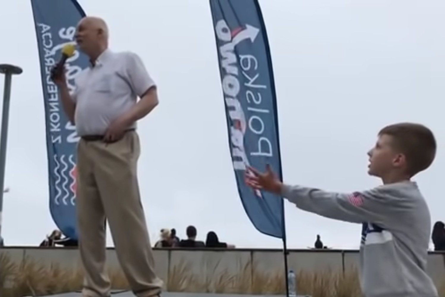 Na wiecu "Wakacje z Konfederacją" w Kołobrzegu poseł Janusz Korwin-Mikke musiał zmierzyć się z ostrą krytyką młodego obywatela