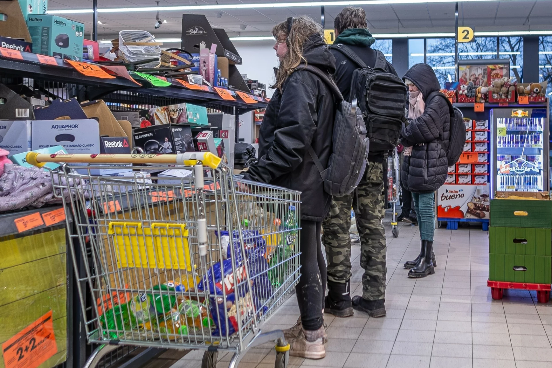 Duże poruszenie w Biedronce w Ząbkach. Ludzie zaczęli robić zdjęcia i nagrywać filmy po tym, jak klient wykupił cały schab ze sklepu.