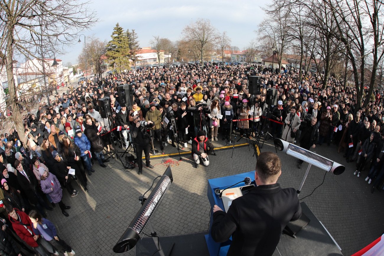 Spotkania ze Sławomirem Mentzenem przyciągają tłumy. Tak Konfederacja opanowuje bastiony PiS. Na zdjęciu: Kolbuszowa