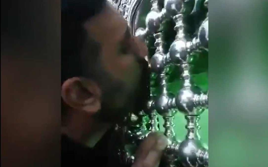 Ludzie w Iranie liżą ściany świątyni, by pokazać, że nie boją sie koronawirusa.