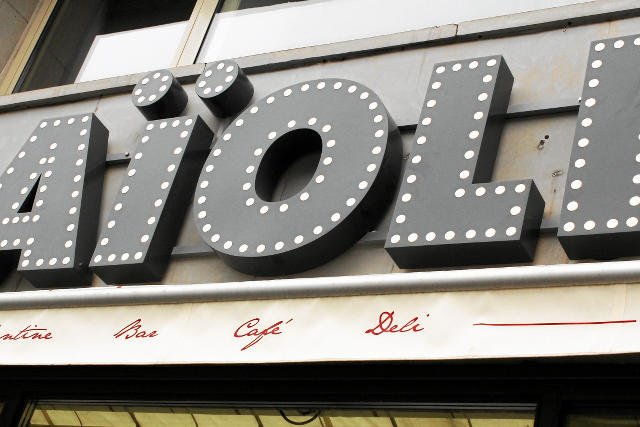 Szef kuchni restauracji przy Placu Konstytucji w Warszawie zaskoczył rasistowskim postem