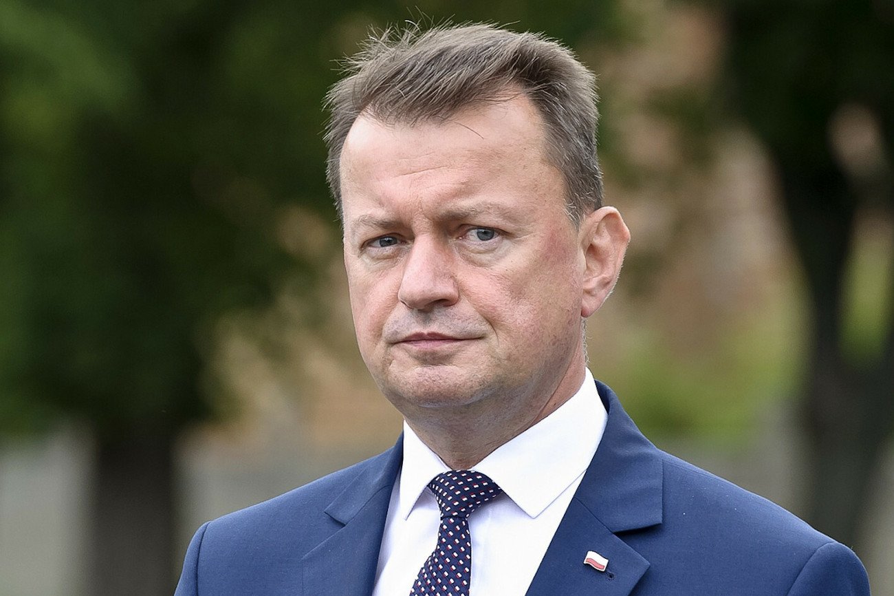 Onet ujawnił zarobki ludzi Mariusza Błaszczaka.