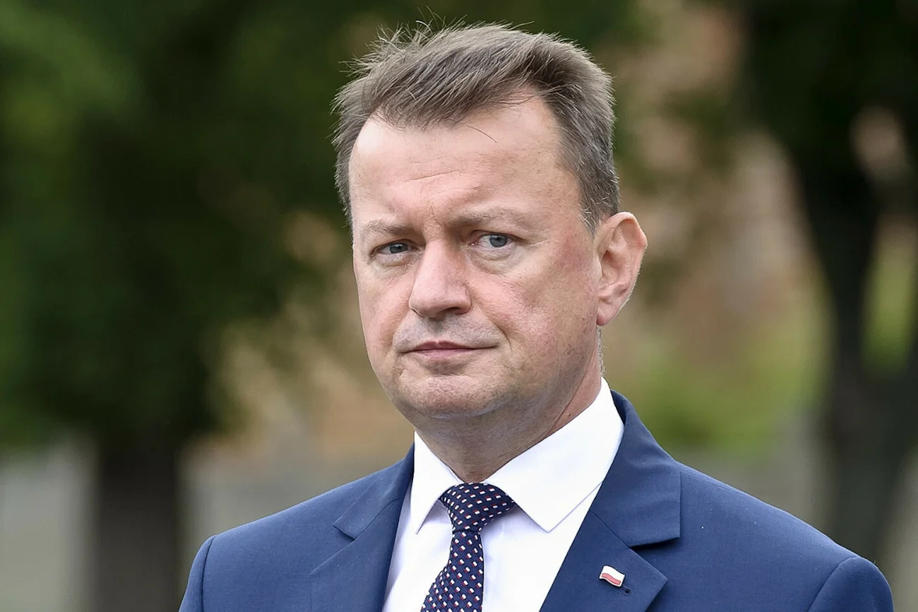 Onet ujawnił zarobki ludzi Mariusza Błaszczaka.