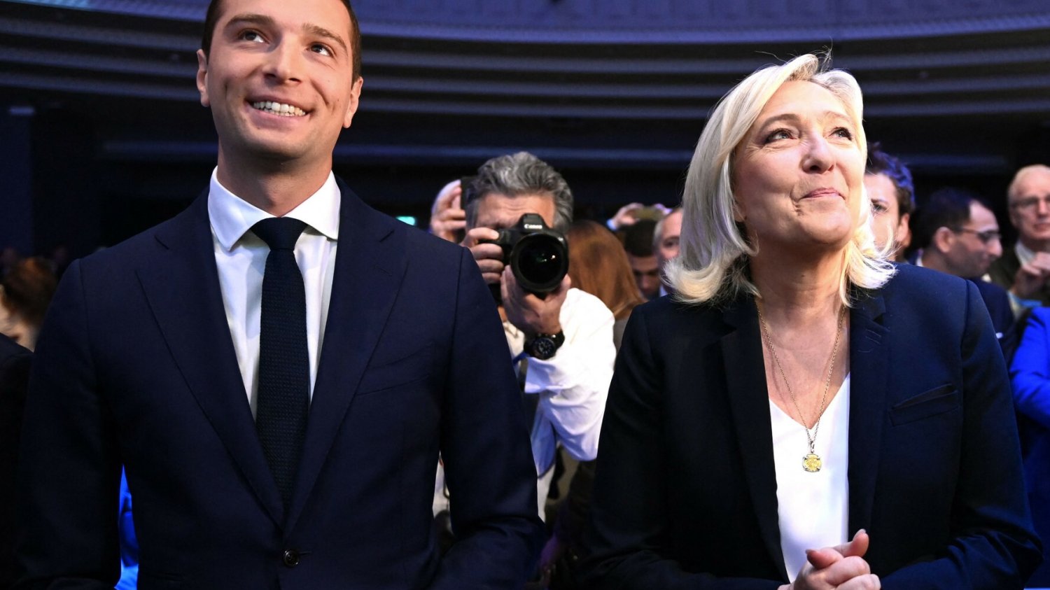 Wybory we Francji. Ekspert wyjaśnia, co będzie oznaczać sukces prawicy z ZN.