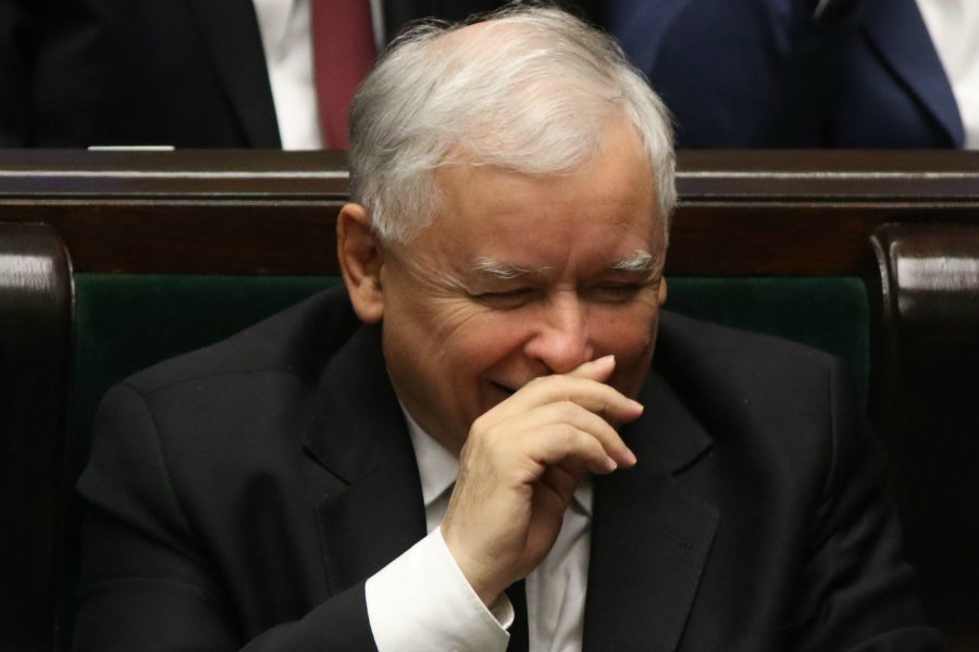 Tylko Prawo i Sprawiedliwość utrzymuje stabilne, wysokie poparcie, które nie różni się w sondażach.