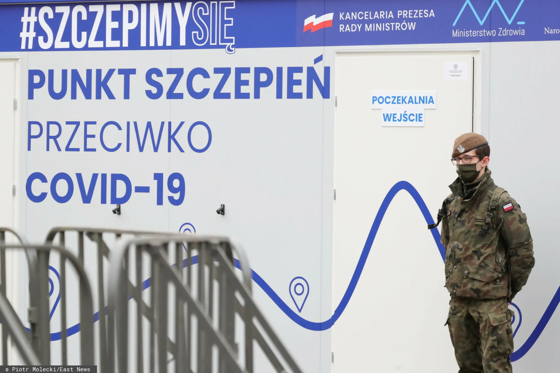 Dr Paweł Grzesiowski twierdzi, że mamy 86 mobilnych punktów szczepień. Strona rządowa przekonuje, że jest ich 154.
