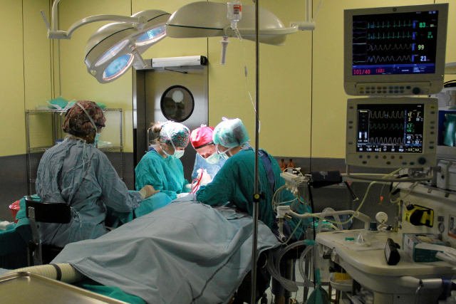 W trzebnickim szpitalu przeszczepiono dłoń byłemu żołnierzowi. Zdjęcie jest ilustracją nieprzedstawiającą operacji, którą wykonano w Trzebnicy