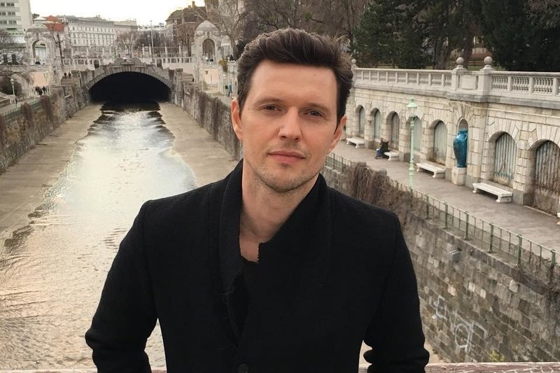 Serbski model założył rodzinę.