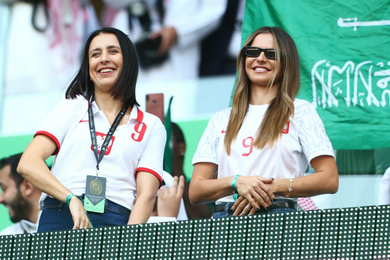 Anna Lewandowska i siostra Roberta na trybunach podczas meczu na mundialu w Katarze.