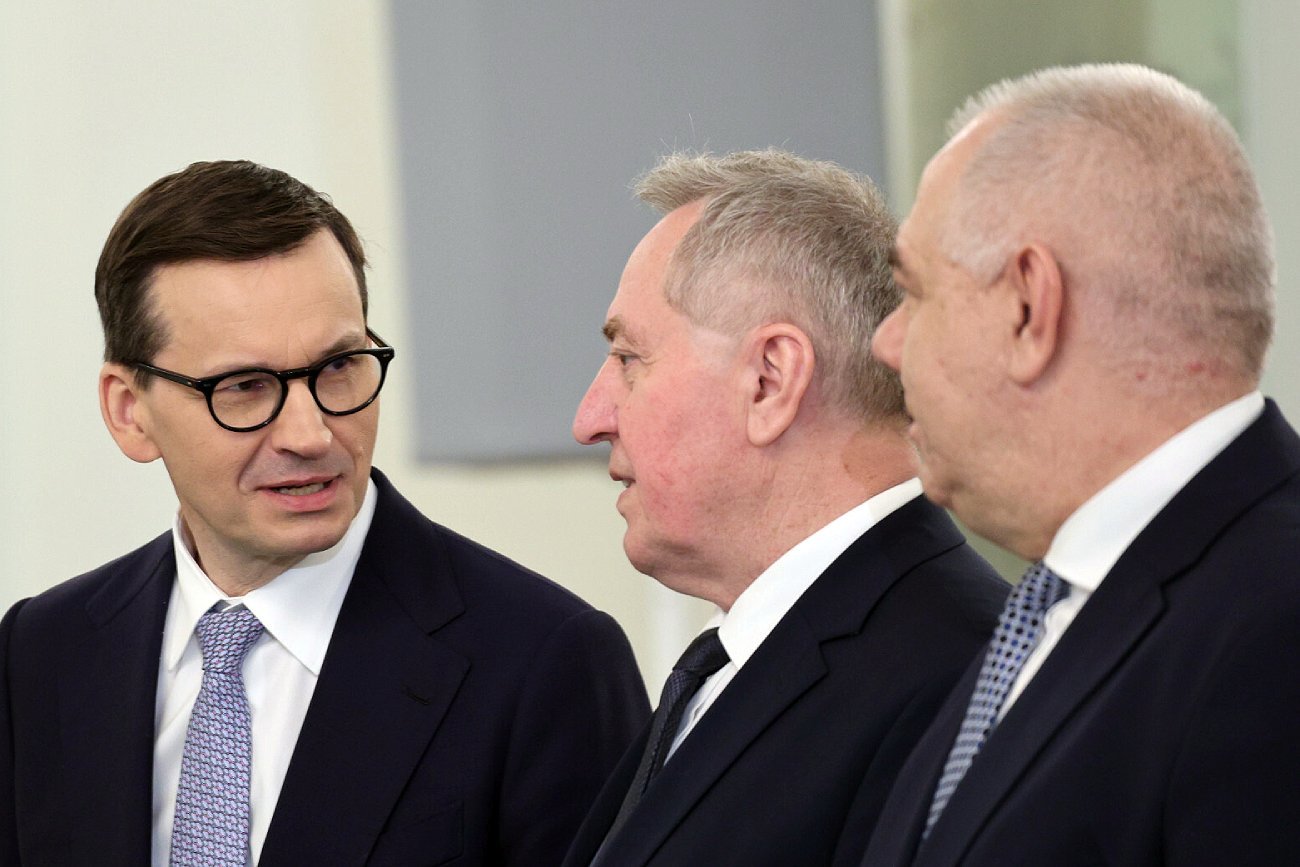 Minister rolnictwa Henryk Kowalczyk i premier Mateusz Morawiecki oraz wicepremier Jacek Sasin.