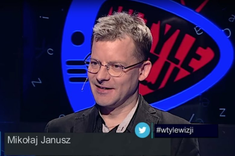Mikołaj Janusz, pseudonim "Jaok", od grudnia 2018 roku jest reporterem programu "W tyle wizji" w TVP Info.