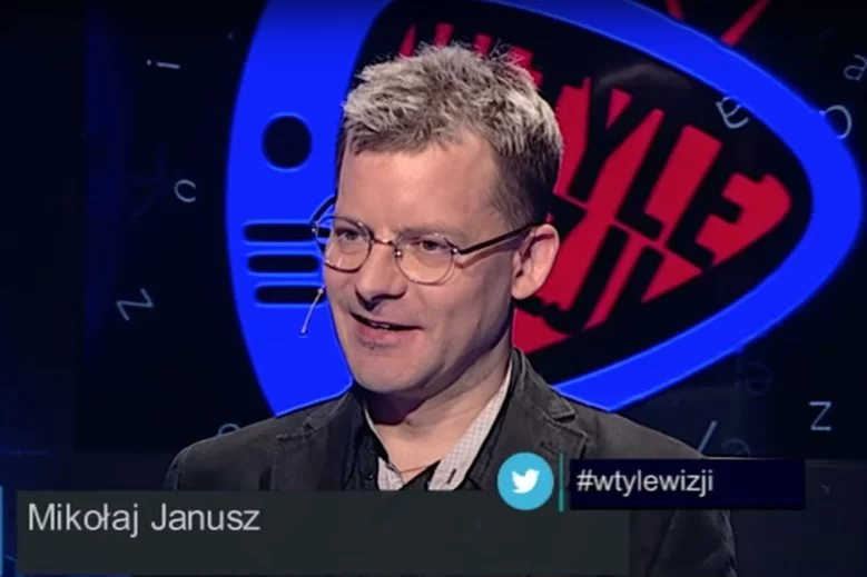 Mikołaj Janusz, pseudonim "Jaok", od grudnia 2018 roku jest reporterem programu "W tyle wizji" w TVP Info.