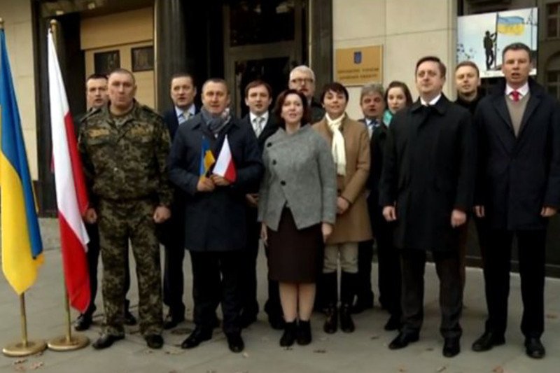 Ukraińscy dyplomaci zaśpiewali hymn Polski