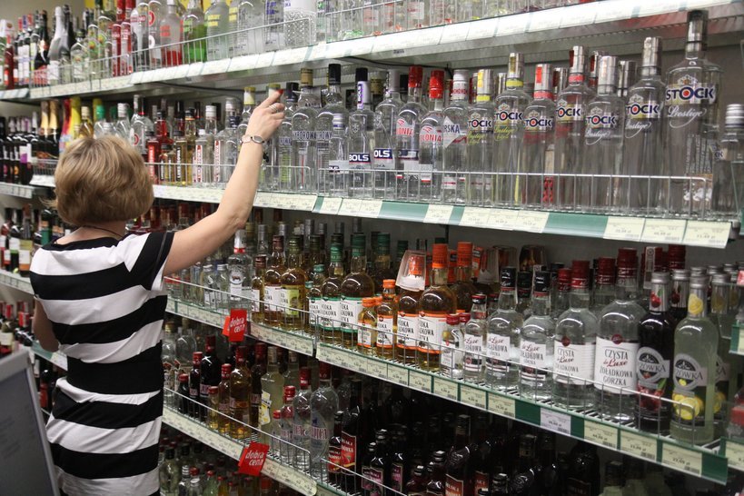 Częściowy zakaz sprzedaży alkoholi i zakaz wesel – to mogą być nowe restrykcje w związku z koronawirusem