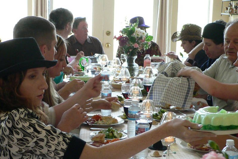 Co kraj to obyczaj. I w niektórych krajach rzeczy niedopuszczalne, jak nakrycia głowy podczas jedzenia - są dopuszczalne.