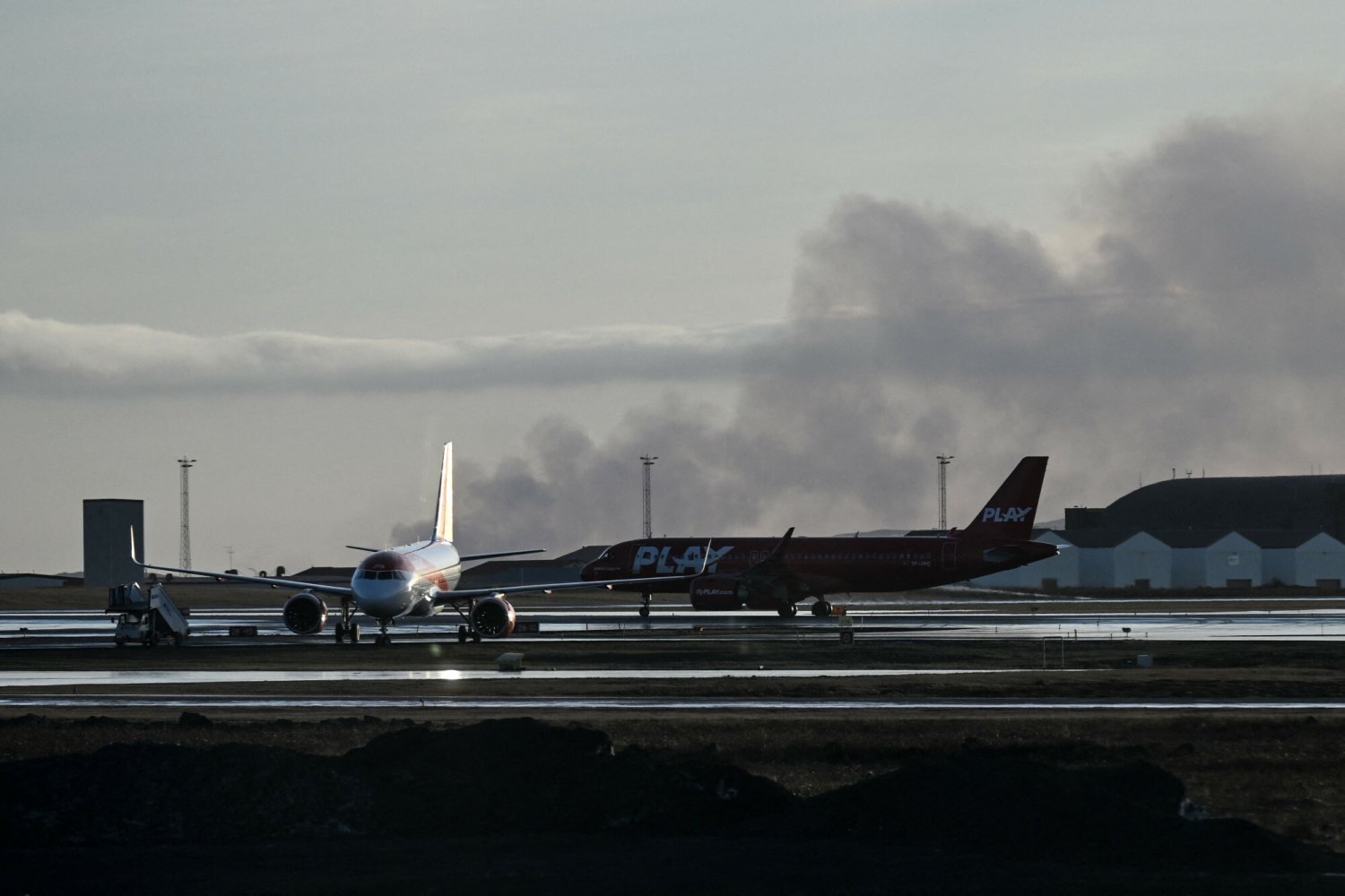 Maszyna musiała awaryjnie lądować na lotnisku w Keflaviku, usytuowanym w okolicy czynnych wulkanów.