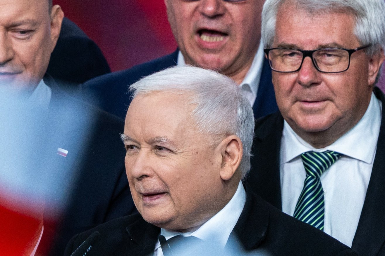 Czarnecki już jedzie za granicę. Wśród polityków PiS wrze.