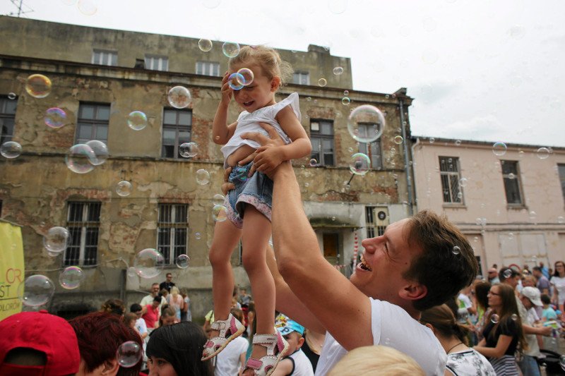 "Jakoś to będzie" – to podobno polski klucz do szczęścia. Na zdjęciu – samo szczęście na Festiwalu Baniek Mydlanych w Łodzi.