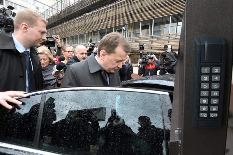 Takie sceny odchodzą w przeszłość. Dziennikarze nie będą mogli wejść na teren parkingu przed siedzibą PiS.