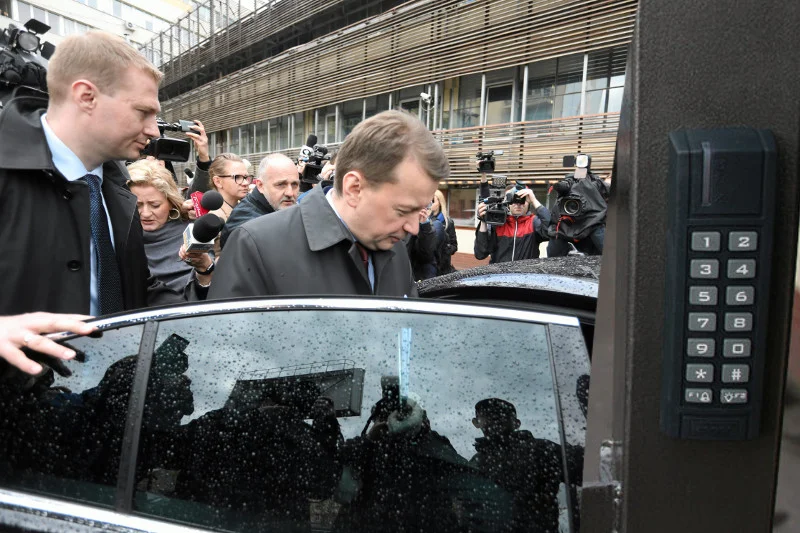 Takie sceny odchodzą w przeszłość. Dziennikarze nie będą mogli wejść na teren parkingu przed siedzibą PiS.