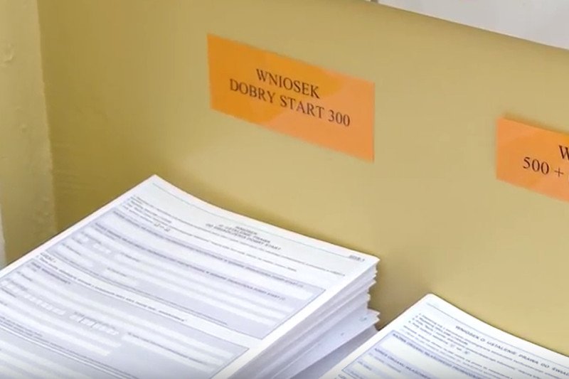 Od 1 sierpnia można składać wnioski o 300+ i 500+ w formie papierowej. W niektórych urzędach ustawiły się kolejki.