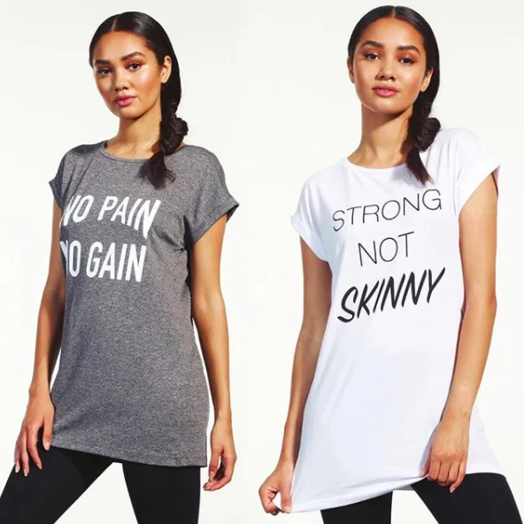 Wśród młodych kobiet popularnymi koszulkami z nadrukami są tzw. slogan T-shirts, czyli koszulki z przesłaniem, w które wierzy nosząca.