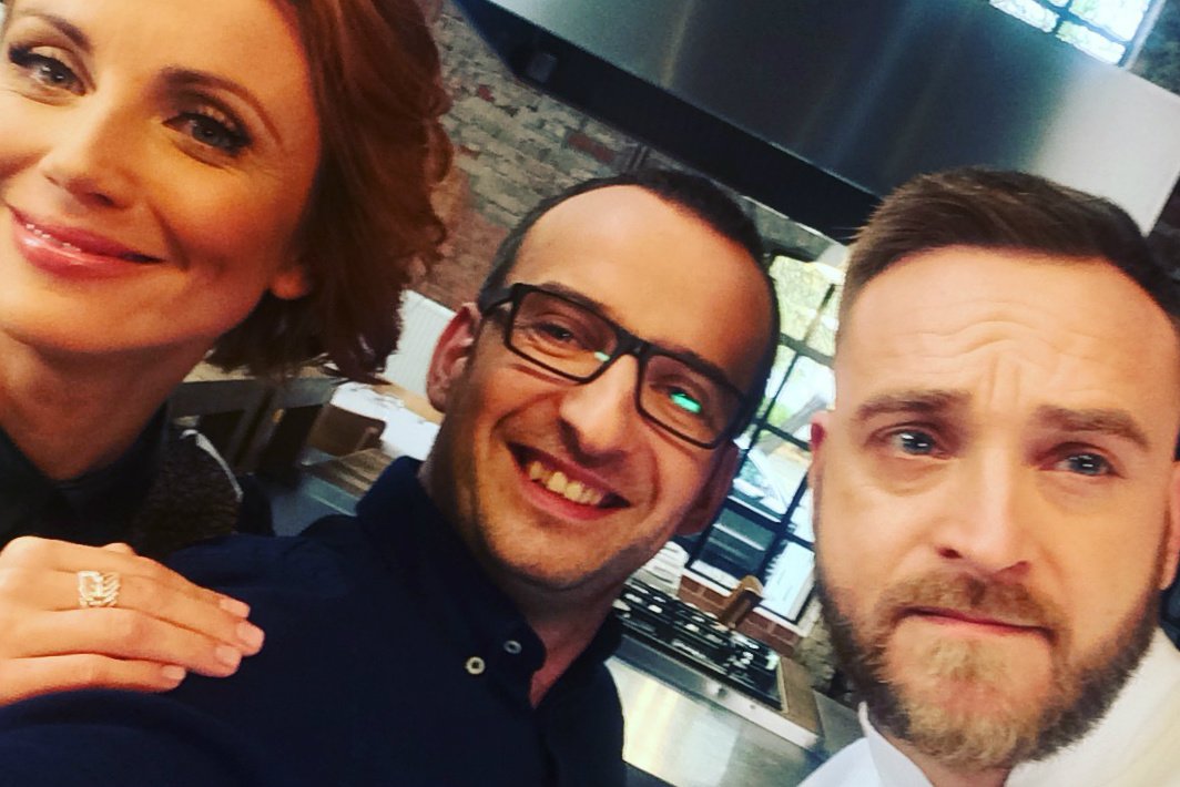 Dobre wino przyciąga fajnych ludzi. Wojciech Cyran otoczony przez Katarzynę Zielińską i Mateusza Gesslera