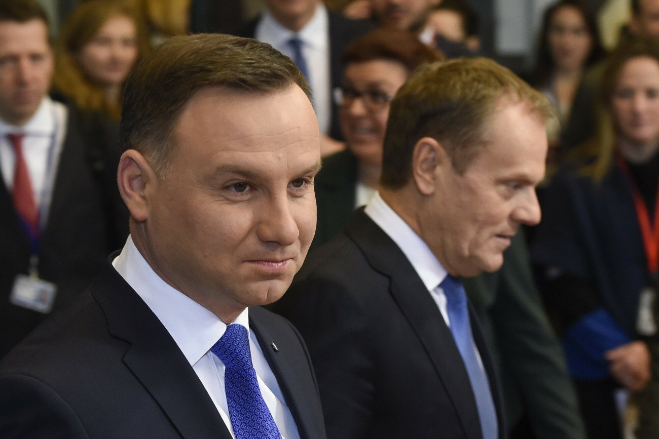 Andrzej Duda pozostaje liderem zaufania Polaków. W najnowszym sondażu kiepsko wypadł Donald Tusk