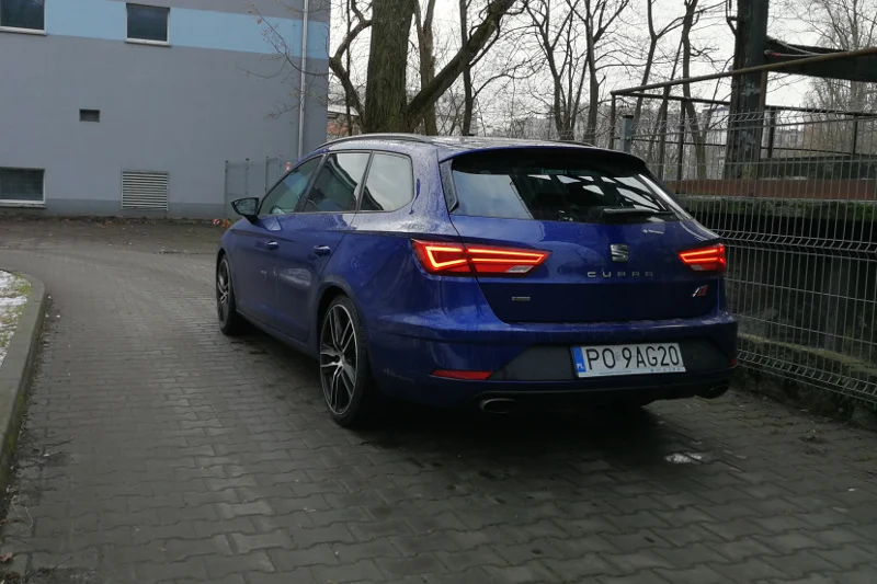 Tylny spoiler to jeden z elementów dodatkowej stylizacji Cupry.