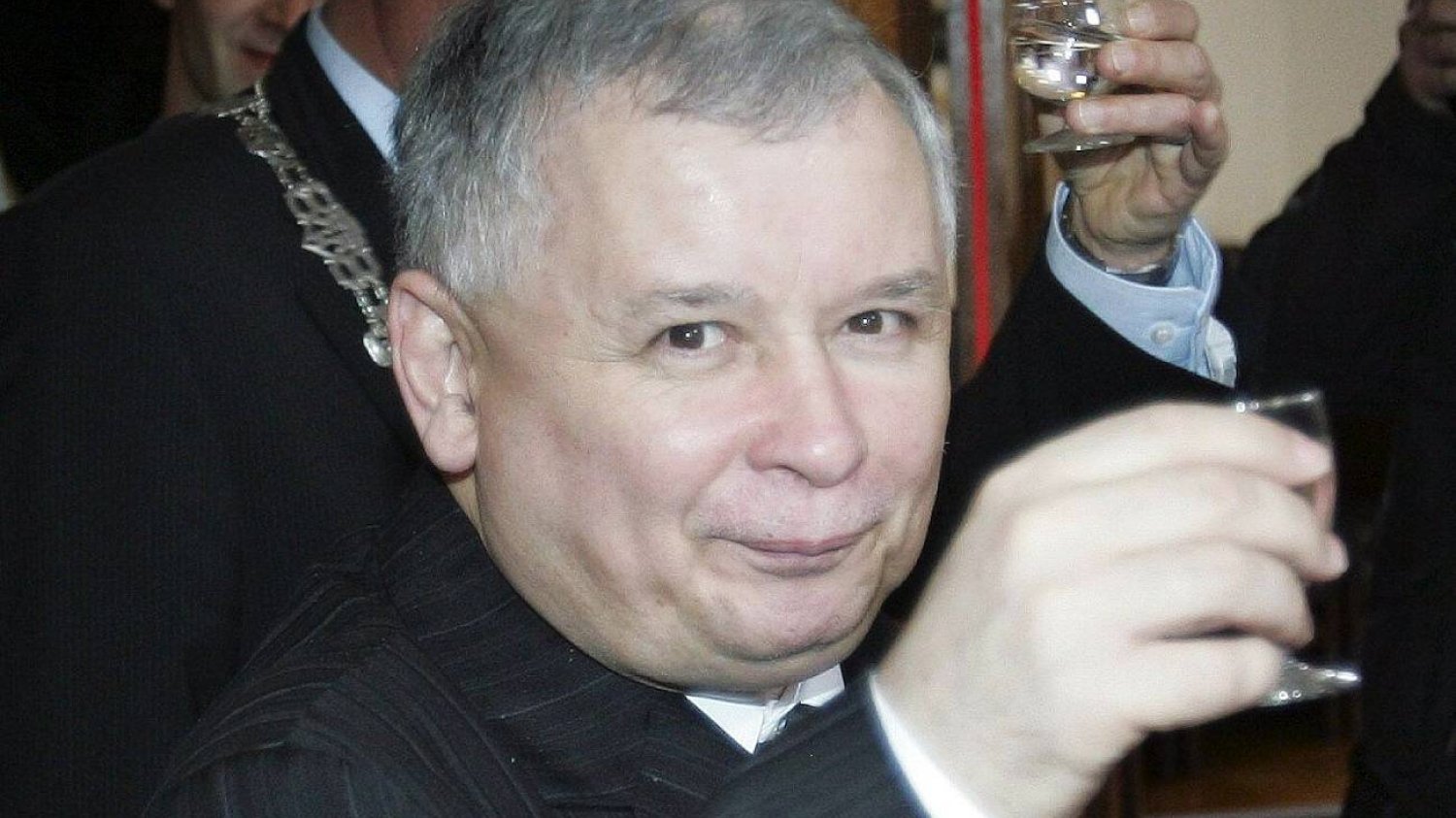 Prezes PiS Jarosław Kaczyński pijący wódkę na spotkaniu dyplomatycznym.