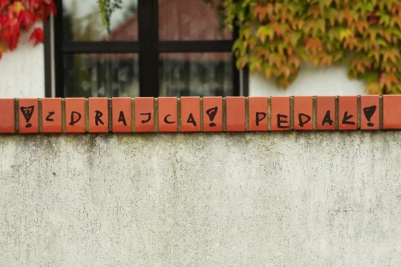 Napis na płocie