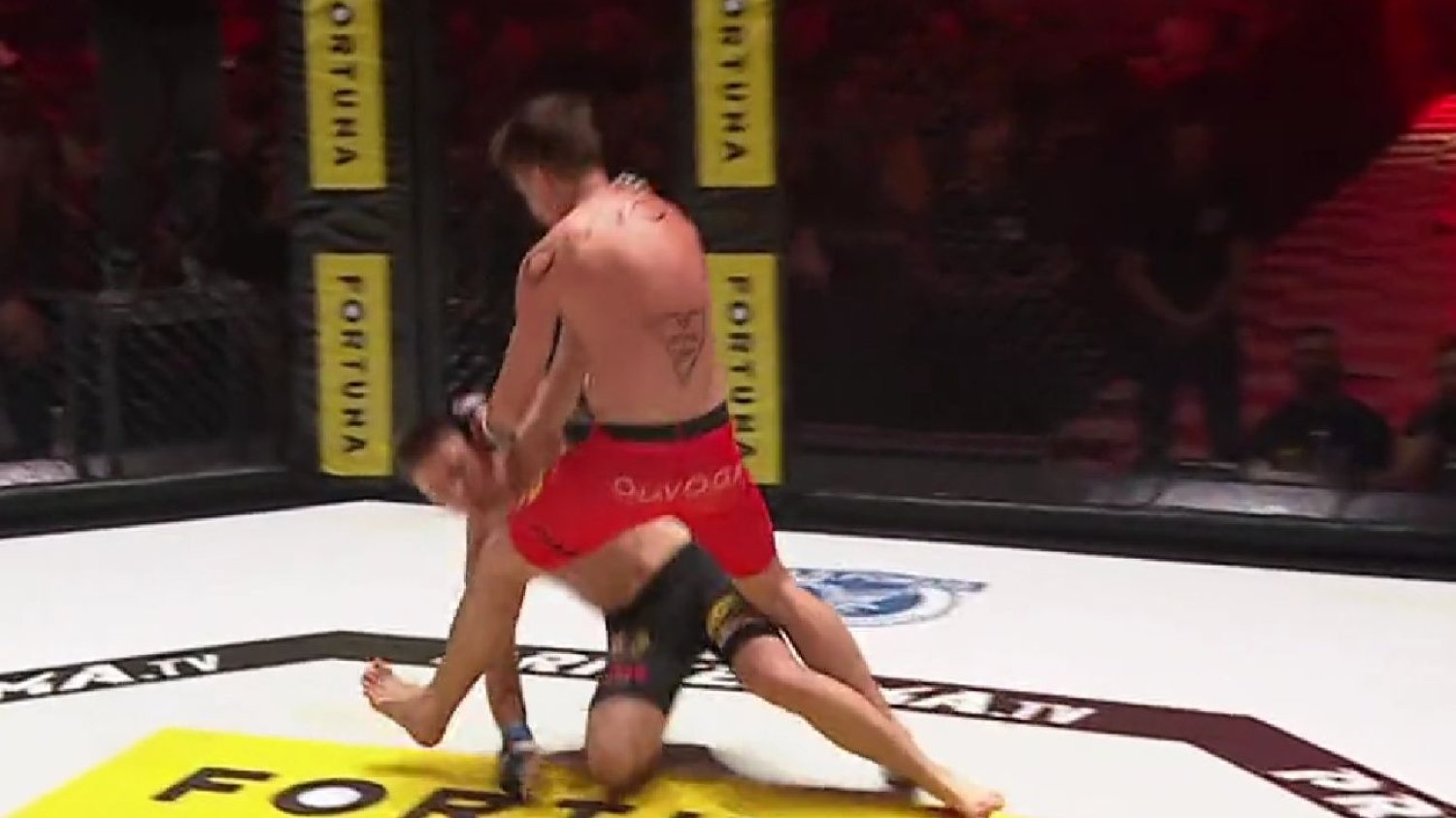 Zobaczcie, jak "Kamerzysta" w 11 sekund pokonał "Kruszwila" na Prime MMA
