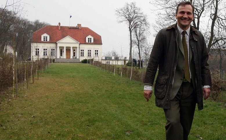 Sikorski starał się o dofinansowanie remontu dworu w Chobielinie. Prośba została odrzucona.