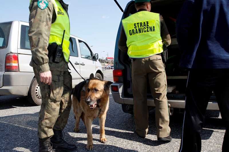 Strażnicy graniczni będą musieli przenieść się z południa na wschód. Na zdjęciu kontrola w Cieszynie przed Euro 2012.