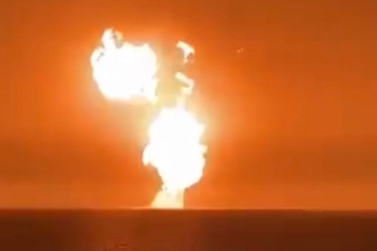 100-metrowy słup ognia po erupcji błotnego wulkanu na Morzu Kaspijskim.