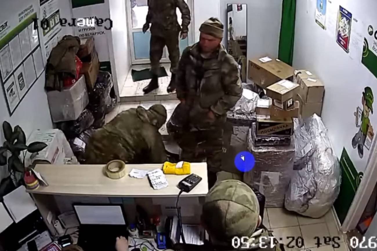 Rosjanie wysyłają skradzione rzeczy do Rosji. Nagranie monitoringu