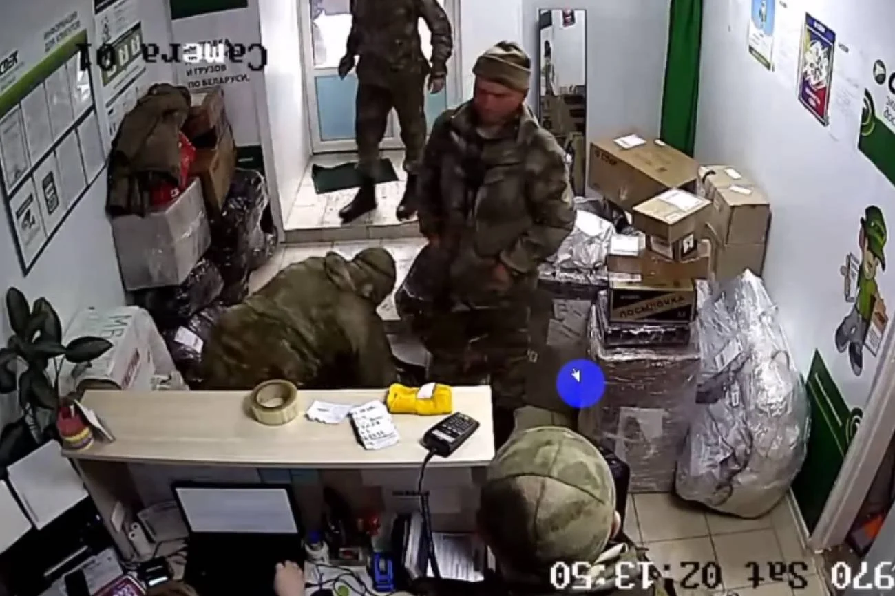 Rosjanie wysyłają skradzione rzeczy do Rosji. Nagranie monitoringu