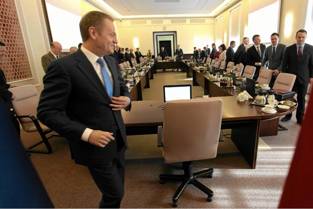 Donald Tusk w garniturze na posiedzeniu rządu