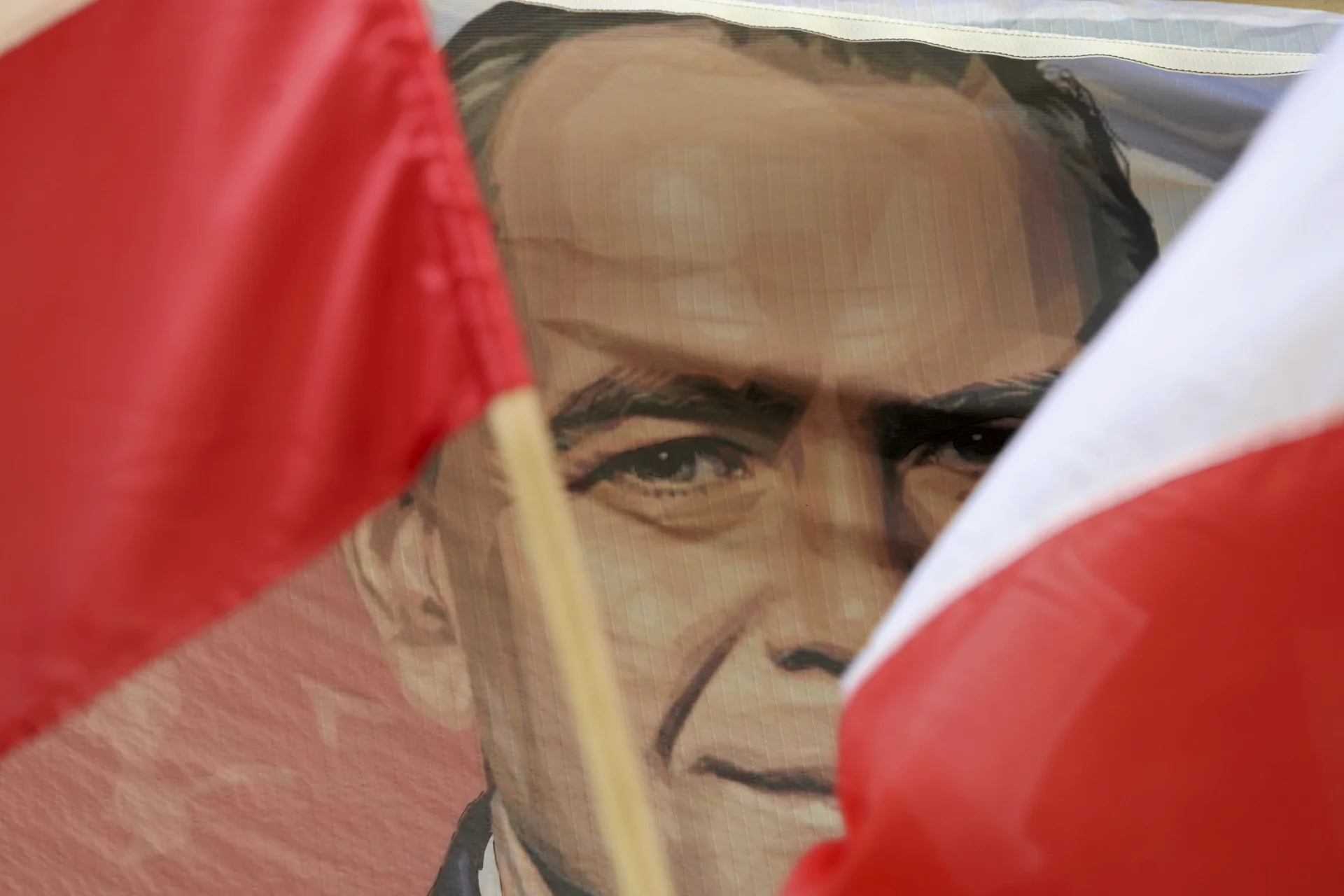 Karol Nawrocki i polska flaga