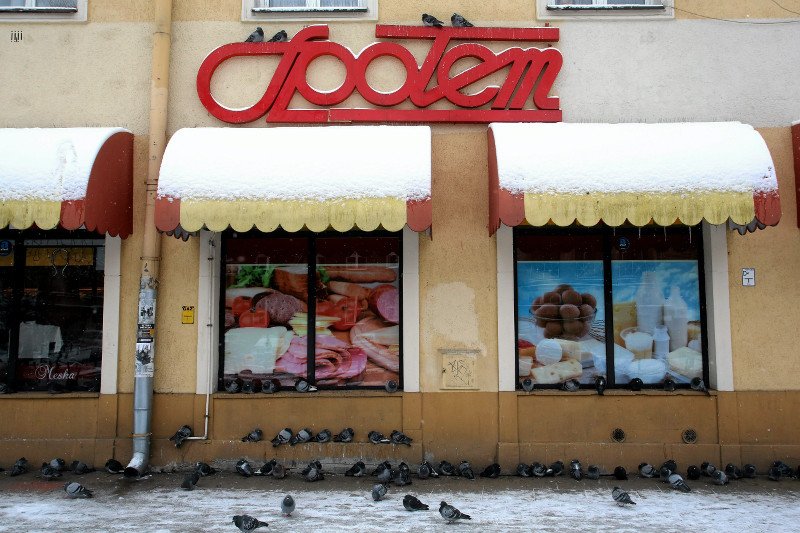 A mogli być drugą "Biedronką". Największa sieć sklepów w Polsce stała się poczekalnią na emerytry