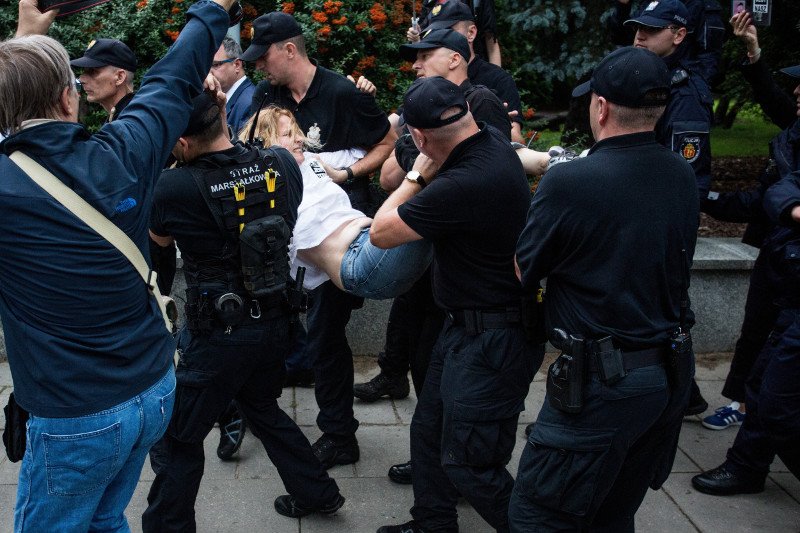 Po wwiezieniu dwóch demonstrantów na teren Sejmu przez Joannę Schmidt, kontrolowane będą wszystkie pojazdy wjeżdżające na teren Sejmu.