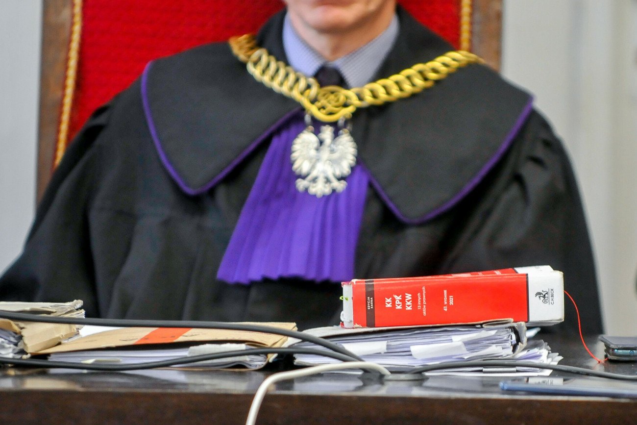 Powiesił u siebie w pracy fotomontaż z Kaczyńskim. Sprawę rozstrzygnął sąd.