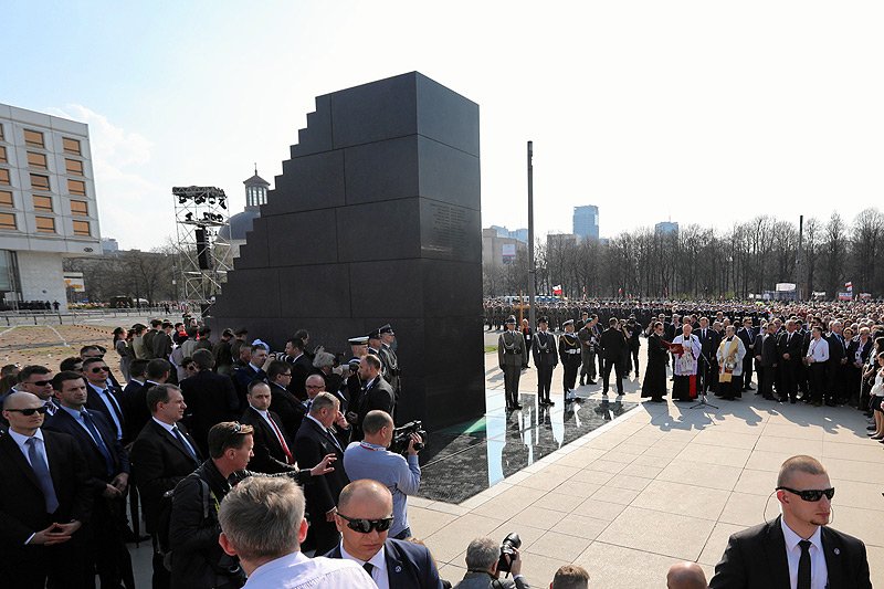 Podczas uroczystości związanych z ósmą rocznicą katastrofy smoleńskiej odsłonięto pomnik ofiar z 10 kwietnia 2010 roku, ale autor pomnika wyznaje, że dzieło jeszcze nie jest kompletne.